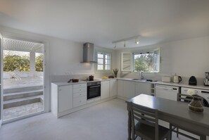 Fridge, oven, dishwasher, cookware/dishes/utensils