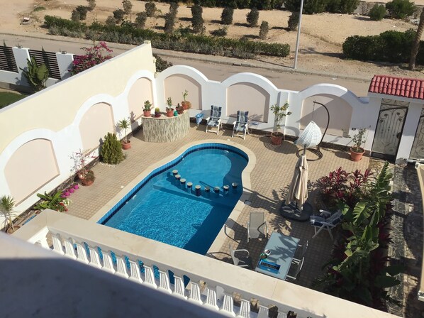 حمّام سباحة خارجي