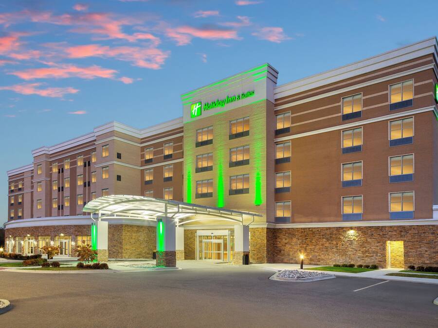 A Marriott hotel with a modern design, featuring a prominent entrance and a covered walkway.