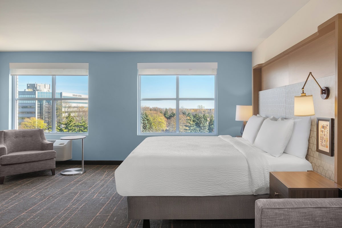 Premium Room | In-room safe, desk, laptop workspace, blackout drapes