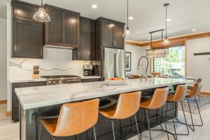 Fridge, microwave, oven, stovetop - Book for Ski! Stylish Townhouse Near Downtown Mammoth! Private Hot Tub! Firepit! (Mammoth Lakes)