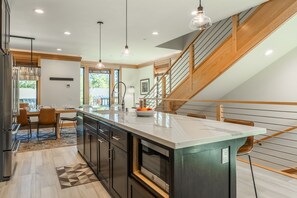 Fridge, microwave, oven, stovetop - Book for Ski! Stylish Townhouse Near Downtown Mammoth! Private Hot Tub! Firepit! (Mammoth Lakes)