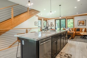 Interior - Book for Ski! Stylish Townhouse Near Downtown Mammoth! Private Hot Tub! Firepit! (Mammoth Lakes)