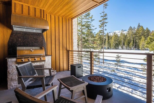Property grounds - Book for Ski! Stylish Townhouse Near Downtown Mammoth! Private Hot Tub! Firepit! (Mammoth Lakes)