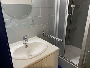 Bathroom - Air-conditioned studio, beach access, 4 sleeps, private parking (Port Camargue)