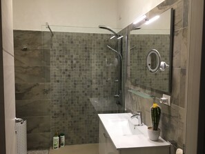 Shower, bidet - 3 Bedroom Villa in Alghero (Alghero)