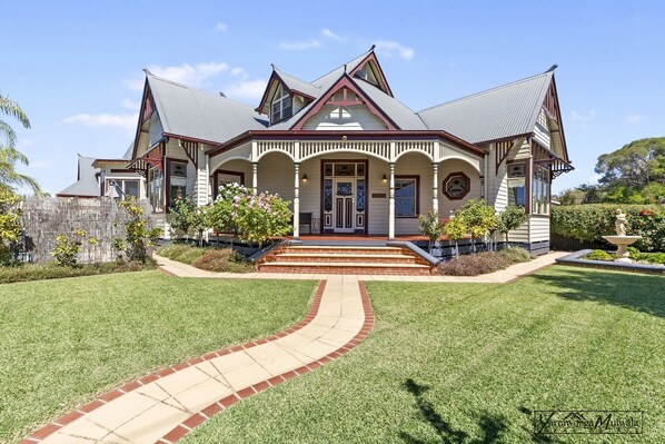 المنشأة من الخارج