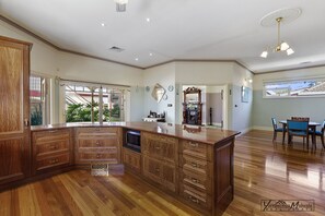 ثلاجة، ميكروويف، فرن، غسالة أطباق