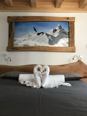 2 bedrooms, travel crib, free WiFi, bed sheets