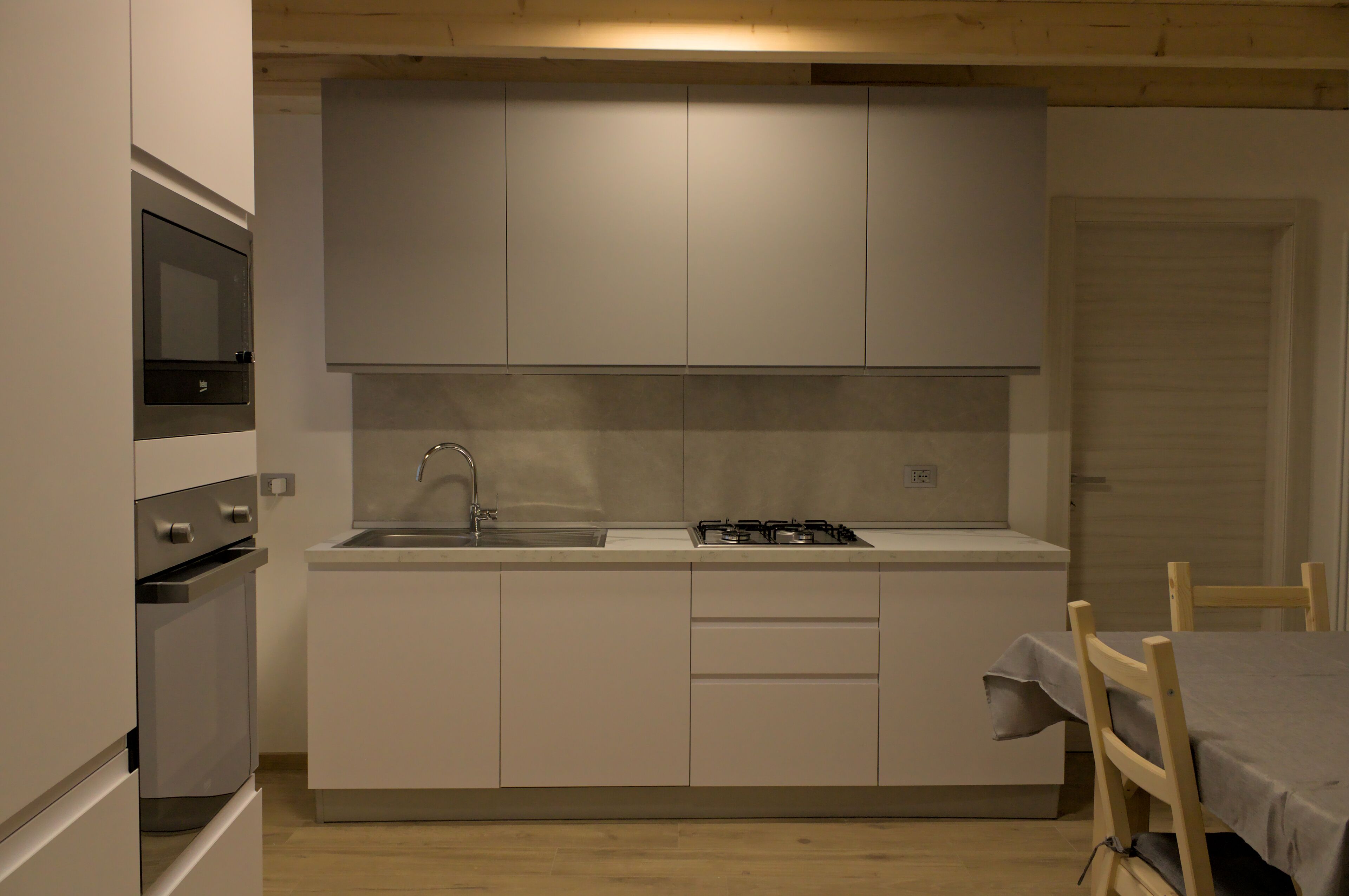 Frigorifero, microonde, forno, piano cottura