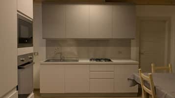 Frigorifero, microonde, forno, piano cottura
