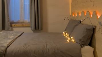 2 bedrooms, travel crib, free WiFi, bed sheets