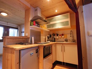 Kühlschrank, Ofen, Geschirrspüler, Wasserkocher mit Kaffee-/Teezubehör