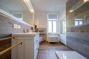 Shower, hair dryer, towels, soap - Quietly located vacation home at the foot of Wartburg Castle (Eisenach)