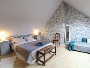 1 bedroom, travel cot, free WiFi, bed sheets - Charming Cottage in Wine Hamlet: Sleeps 5, Cozy Garden, Near Loire Castles (Blaison-Saint-Sulpice)