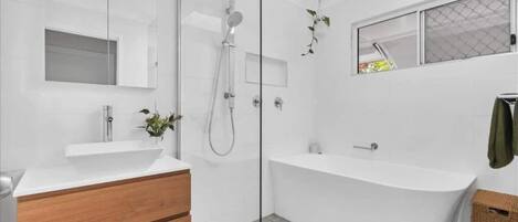Shower, hair dryer, towels