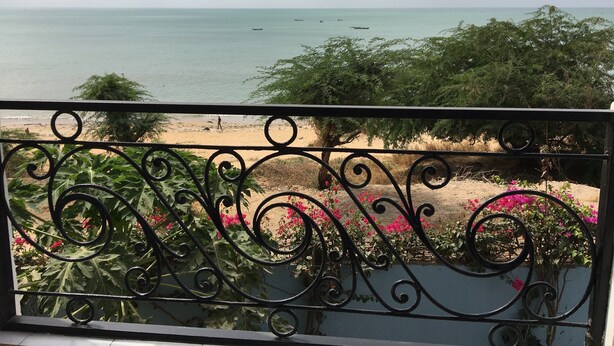 A balcony with a view of the sea, a sandy beach, and some greenery. - VILLA 4 bedrooms facing the sea swimming pool garden terrace parking comfort for 12 (M'Bour)
