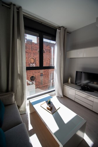 M (JMC 5) BERNABEU R. MADRID STADIUM APARTMENT 1 ROOM 2 PAX PARKING  - MADRID BUSINESS CENTER