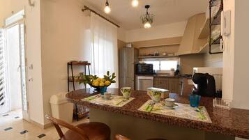 Réfrigérateur, micro-ondes, lave-vaisselle, grille-pain