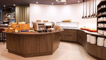 Café da manhã com buffet grátis todos os dias