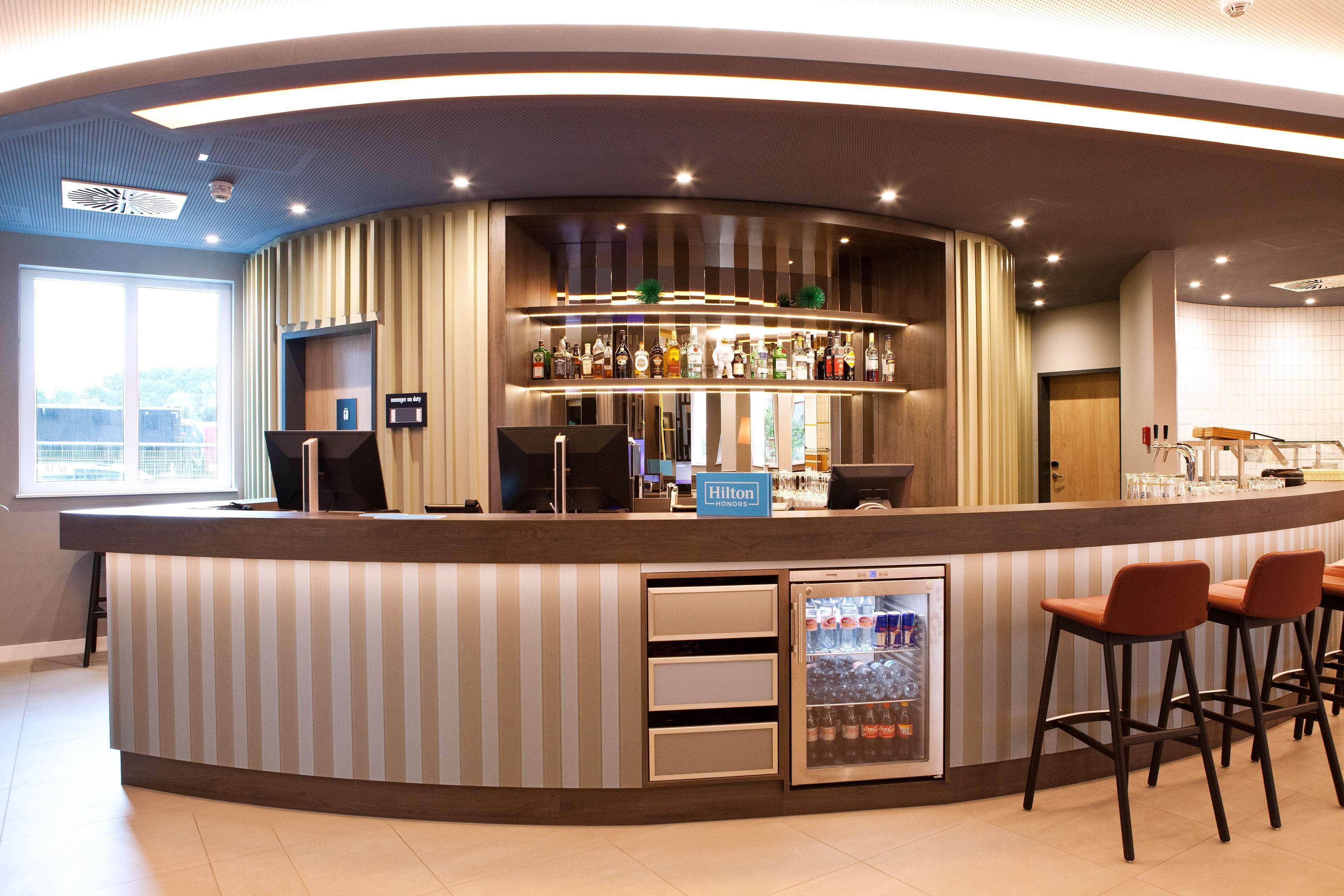Un área de bar con minibar y asientos.