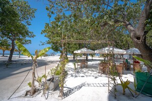 Se sirven desayunos y cocina local e internacional, con vista al jardín 