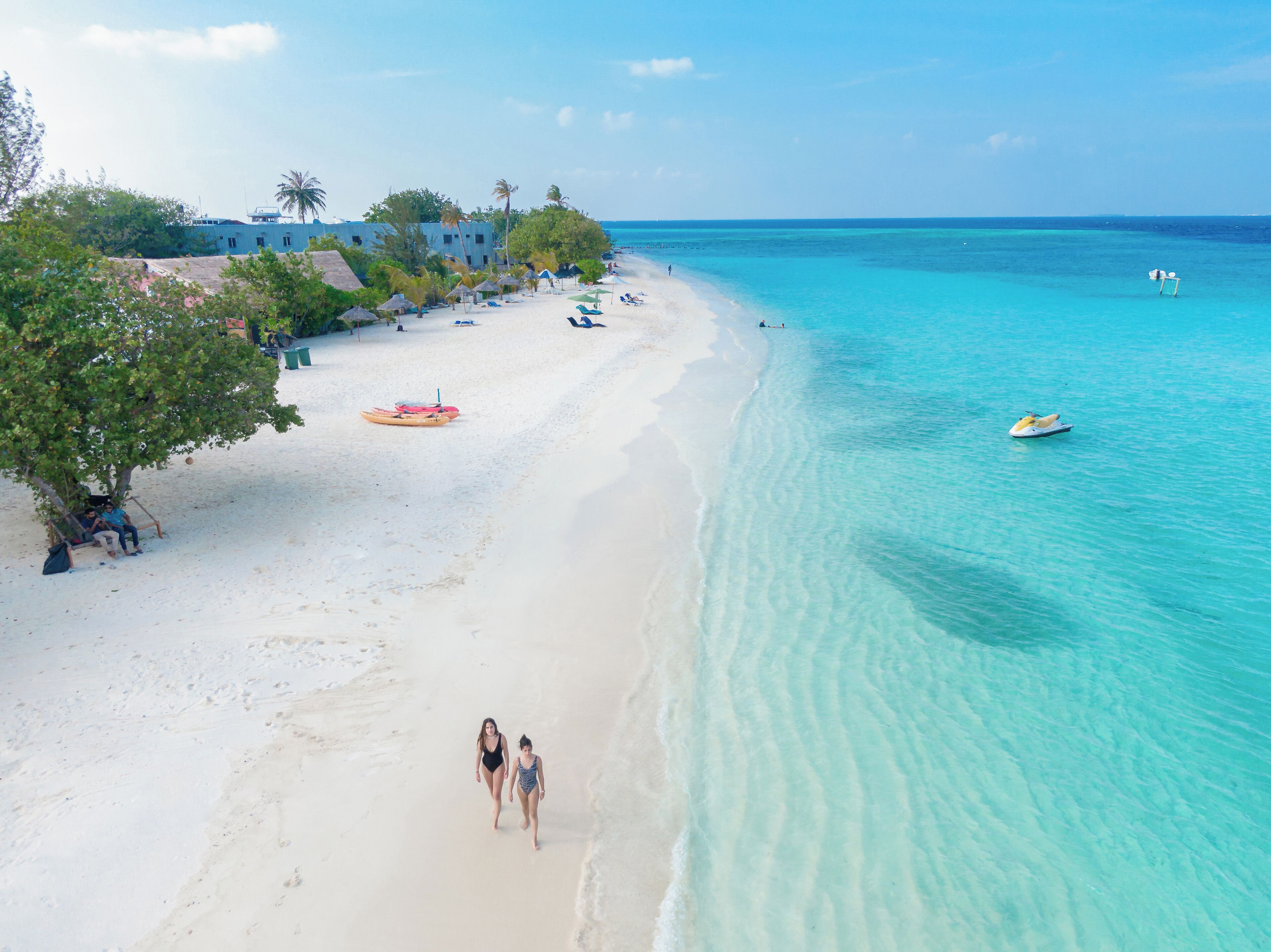 In Strandnähe, weißer Sandstrand, Sporttauchen, Kajakfahren