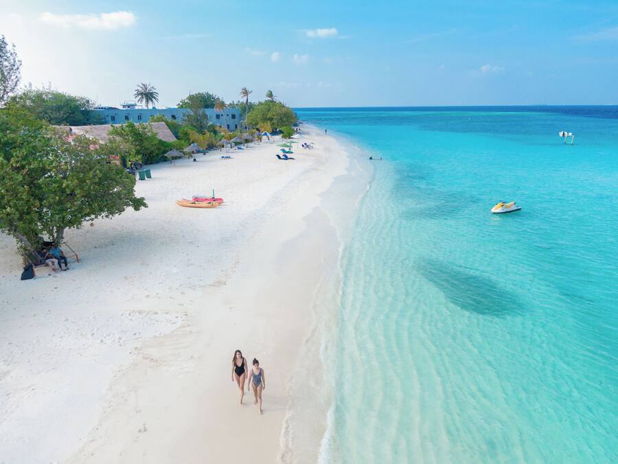 Beach nearby, white sand, scuba diving, kayaking