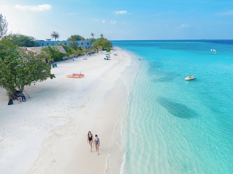 Una playa cerca, arena blanca, buceo, kayak. Ayala Ocean View