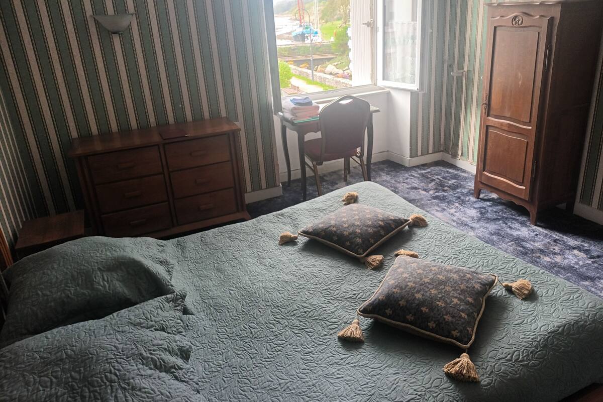 Classic Double Room, 1 Queen Bed (Chambre 1)