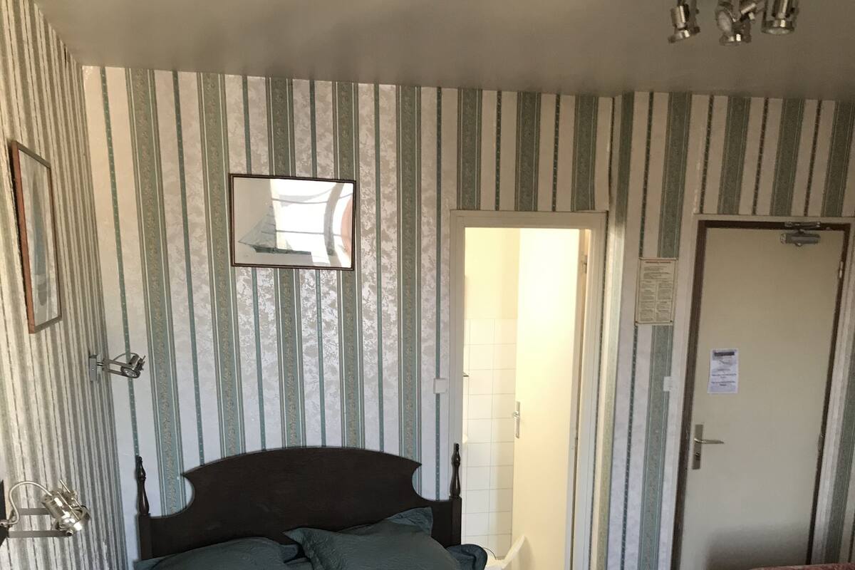 Desk, laptop workspace, soundproofing, free WiFi