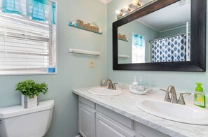 Combined shower/tub, hair dryer, towels