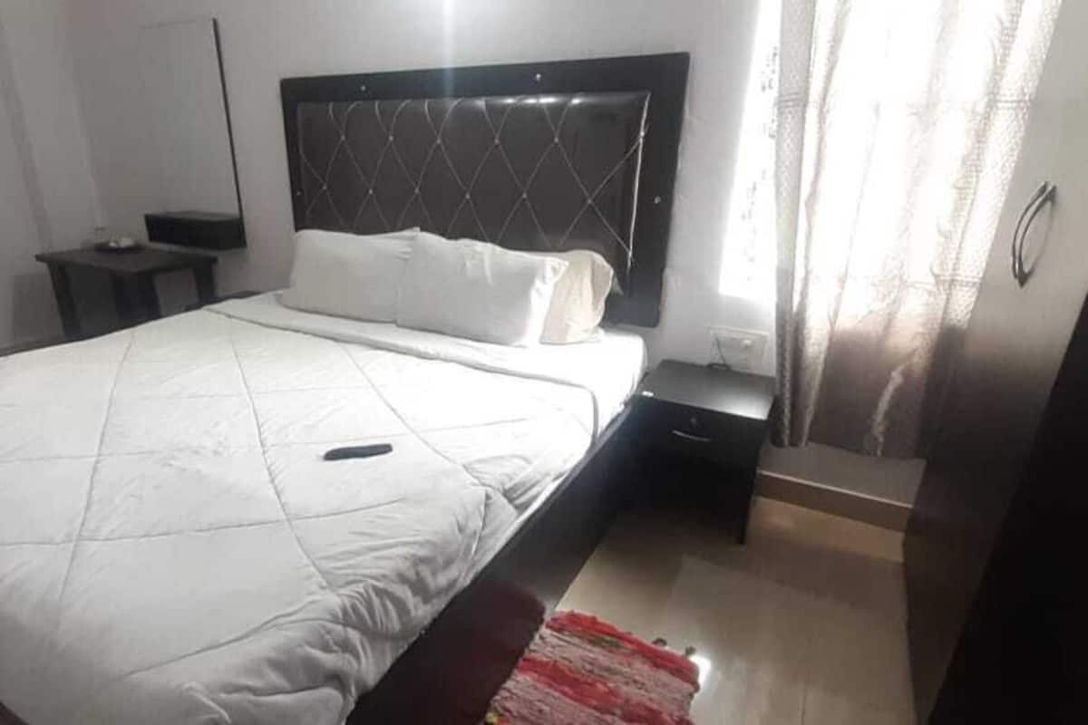Quarto casal standard | Banheiro | Chuveiro, produtos de toalete grátis, toalhas de banho, sabonete