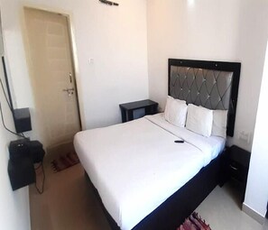 Egyptian cotton sheets, premium bedding, iron/ironing board, free WiFi - PPH Living S Grand (Hyderabad)