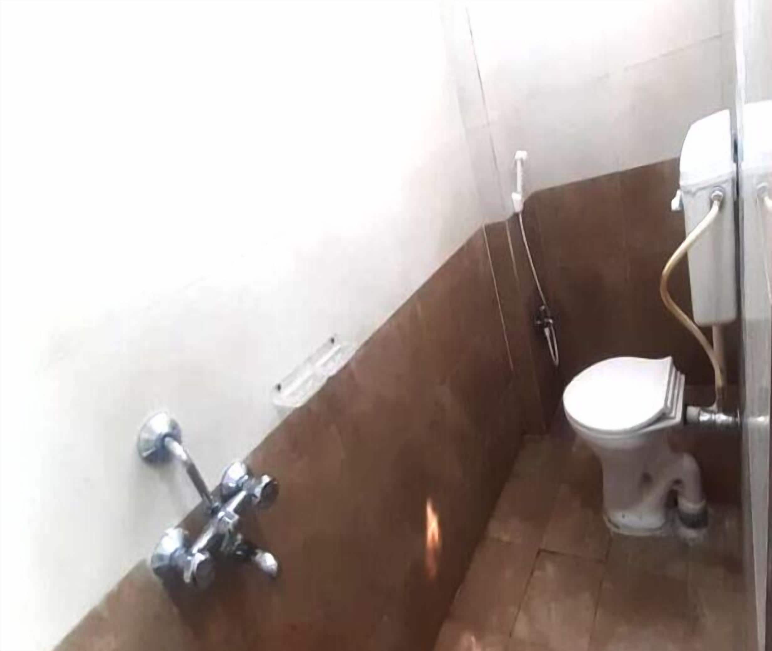 Shower, perlengkapan mandi gratis, handuk, dan sabun