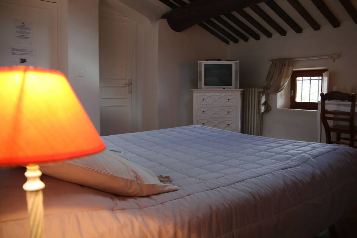 Iron/ironing board, travel cot, free WiFi, bed sheets