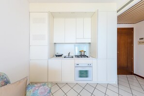 Frigorifero, microonde, forno, bollitore elettrico
