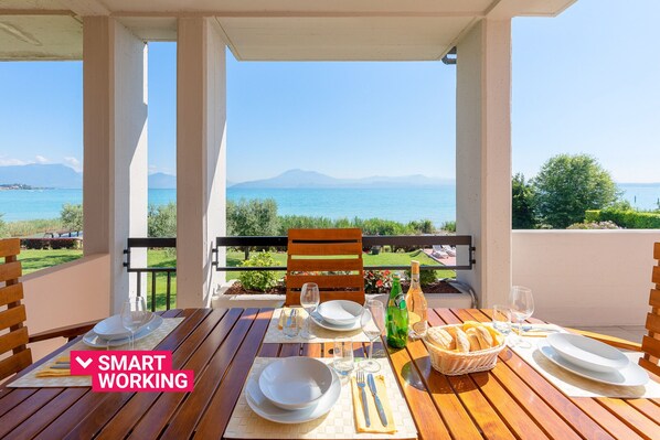 Outdoor dining - Ferrari 13 Apartment by Wonderful Italy (Sirmione)