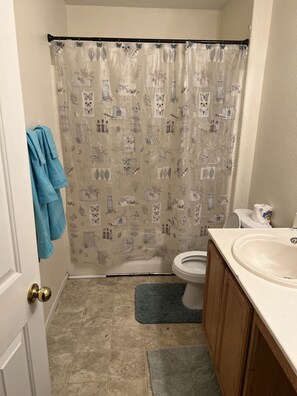 Combined shower/bathtub - A home like yours that welcome kids and pets and 10 min from Strip (North Las Vegas)