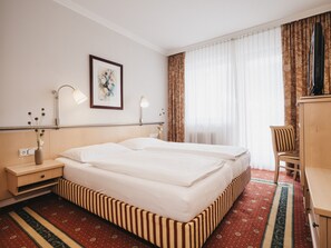 Allergitestet sengetøy, minibar, safe på rommet og skrivebord