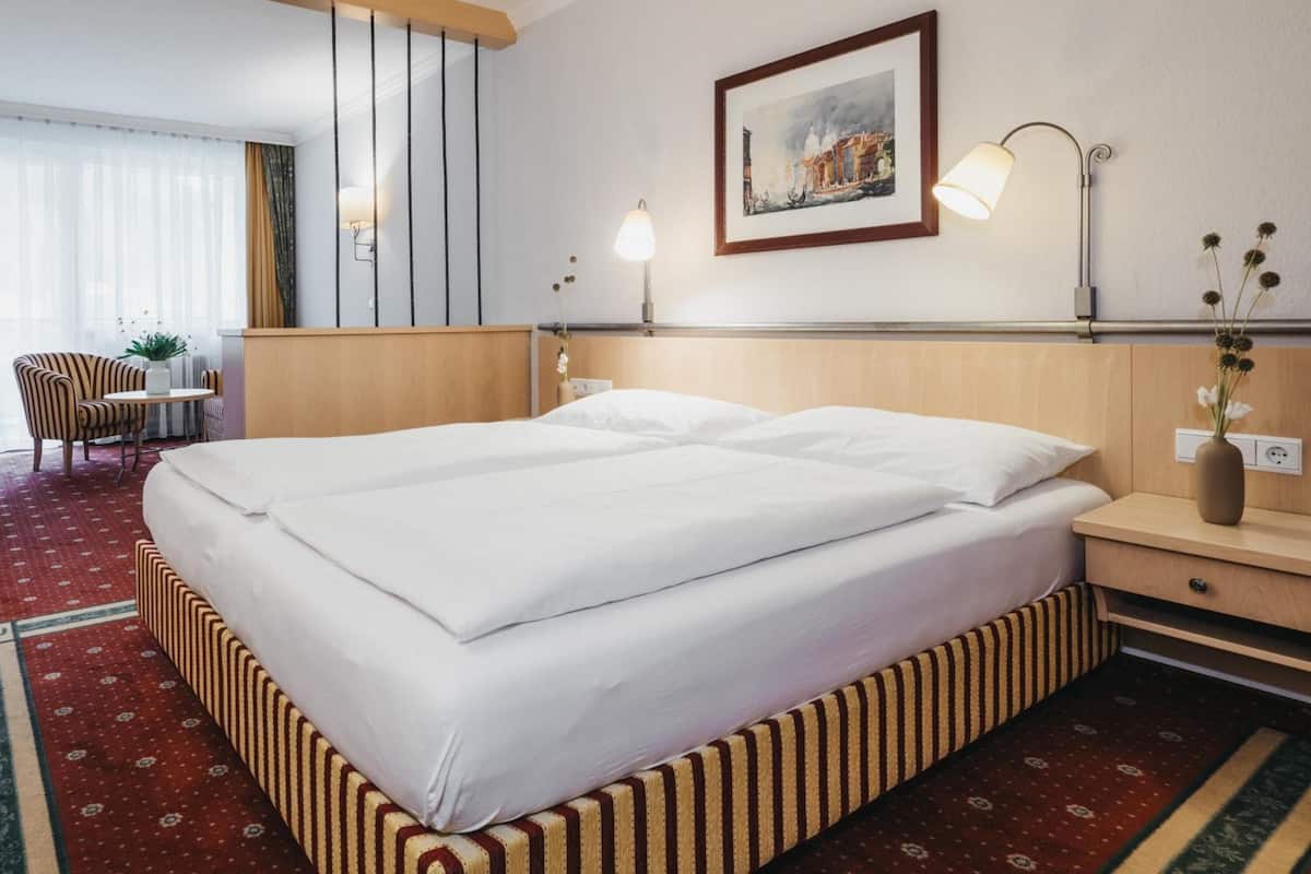 Allergikerbettwaren, Minibar, Zimmersafe, Schreibtisch