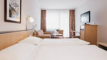 Comfort-Dreibettzimmer | Allergikerbettwaren, Minibar, Zimmersafe, Schreibtisch