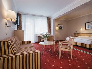 Familierom | Allergitestet sengetøy, minibar, safe på rommet og skrivebord