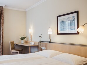 Standard Double Room, 2 Twin Beds | Hypo-allergenic bedding, minibar, in-room safe, desk - Sporthotel Royer (Schladming)