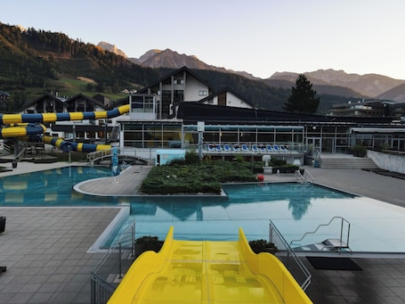 Una piscina techada, una piscina al aire libre de temporada