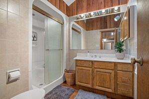 Sèche-cheveux, serviettes fournies, savon, shampoing