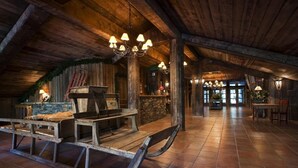 A rustic interior with a wooden ceiling, stone walls, and a wooden rocking chair. - 100m from ski slopes, fitness, swimming pool, sauna, balcony, fireplace or stove, tv, ski locker (Les Arcs)