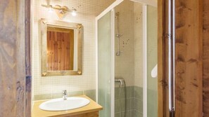 Shower - Chalet, sauna, terrace, fireplace or stove, parking, tv, ski locker, 110m² (Saint-Martin-de-Belleville)