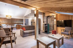 TV - Wifi, 50m from ski slopes, fitness, swimming pool, sauna, balcony, fireplace or stove, tv (La Plagne)