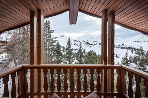 Property grounds - Wifi, 50m from ski slopes, fitness, swimming pool, sauna, balcony, fireplace or stove, tv (La Plagne)